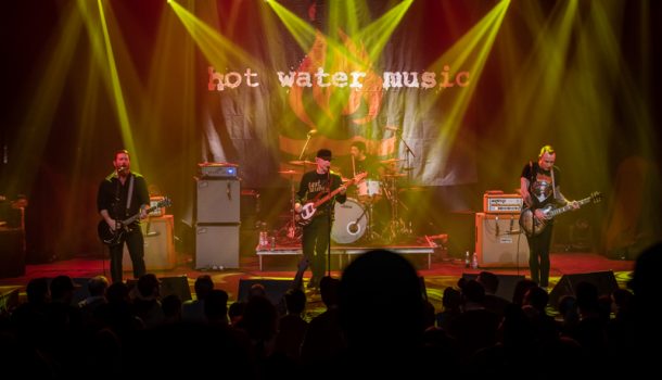 Bibleurbaine's tweet photo. Hot Water Music avec Cancer Bats et Full Blast au @TheatreCorona: à grand coup de voix rauques et de guitares acérées! 🔥🔥 📸 Sébastien Buchy |  https://t.co/tGmBKF0rm6 #concert https://t.co/WRh4bIz8rS