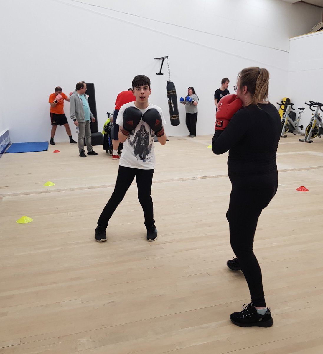 Great to see some old faces back training tonight <a href="/HeatonTS/">Heaton Tennis Squash</a> #Bradford all ages and abilities learning from each other. #MABoxing #InclusiveSport 🥊