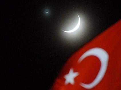 fatihbayraming's tweet photo. Bu bayrak öyle bir bayraktır ki; İçinde "Vatan" vardır, dökülen "Kan" vardır, İki cihan vardır, "Din" vardır, "İman" vardır!🇹🇷#BayragımaUzananEliKırarım https://t.co/6ooqSG38Jd