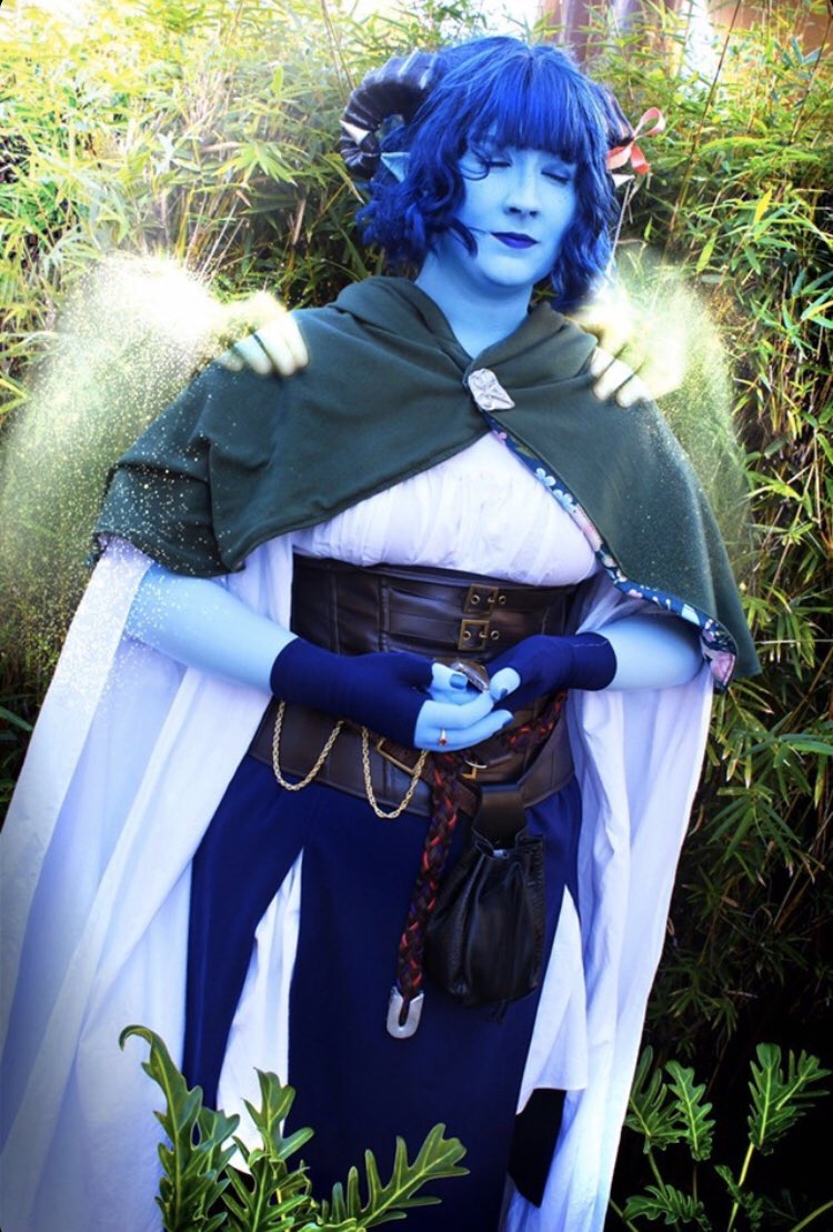asinginggeek's tweet image. He is, like, my best friend. 

Happy Thursday, and may the Traveler guide you. 💙💚

📸/edit by the_optional_studios (IG)
💙 @LauraBaileyVO on @CriticalRole 

#CriticalRole #CriticalRoleCosplay