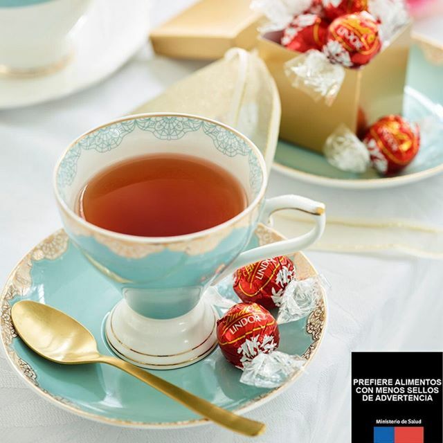 lindt_chile's tweet photo. ¡Endulza San Valentin con la irresistible cremosidad de Lindor! 🍫 Porque se lo merecen. #Lindtlove Encuentra Lindt en @lider_cl https://t.co/hnhSC6FcIR