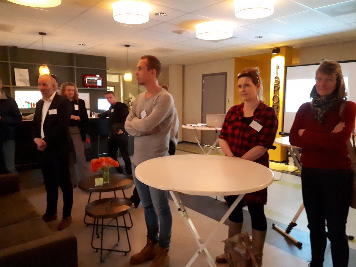 WM_ZeistWest's tweet photo. #Netwerkborrel #ZeistWest, verschillende organisaties, verenigingen, scholen aanwezig. @WouterCatsburg opent en vervolgens presentatie over #Eenzaamheid #MarcelvdVaart @gemeentezeist en #EliceSchut @MeanderOmnium. https://t.co/epJMJIEjwj