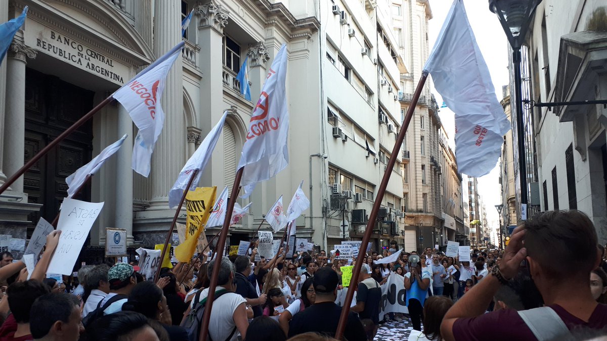 hipotecadosuva's tweet image. Imágenes de la movilización de #HipotecadosUVA en la puerta del BCRA. Esperábamos una solución del Gobierno para todas las familias. Seguiremos reclamando hasta salir de esta usura! La lucha continúa!!