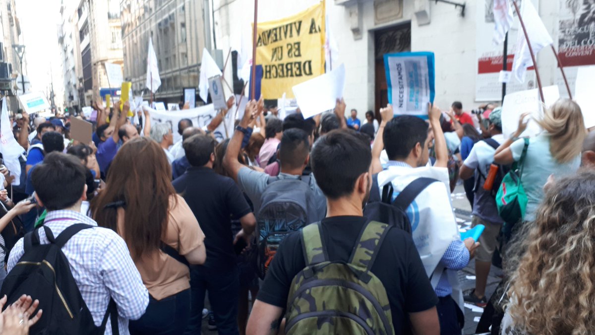 hipotecadosuva's tweet image. Imágenes de la movilización de #HipotecadosUVA en la puerta del BCRA. Esperábamos una solución del Gobierno para todas las familias. Seguiremos reclamando hasta salir de esta usura! La lucha continúa!!