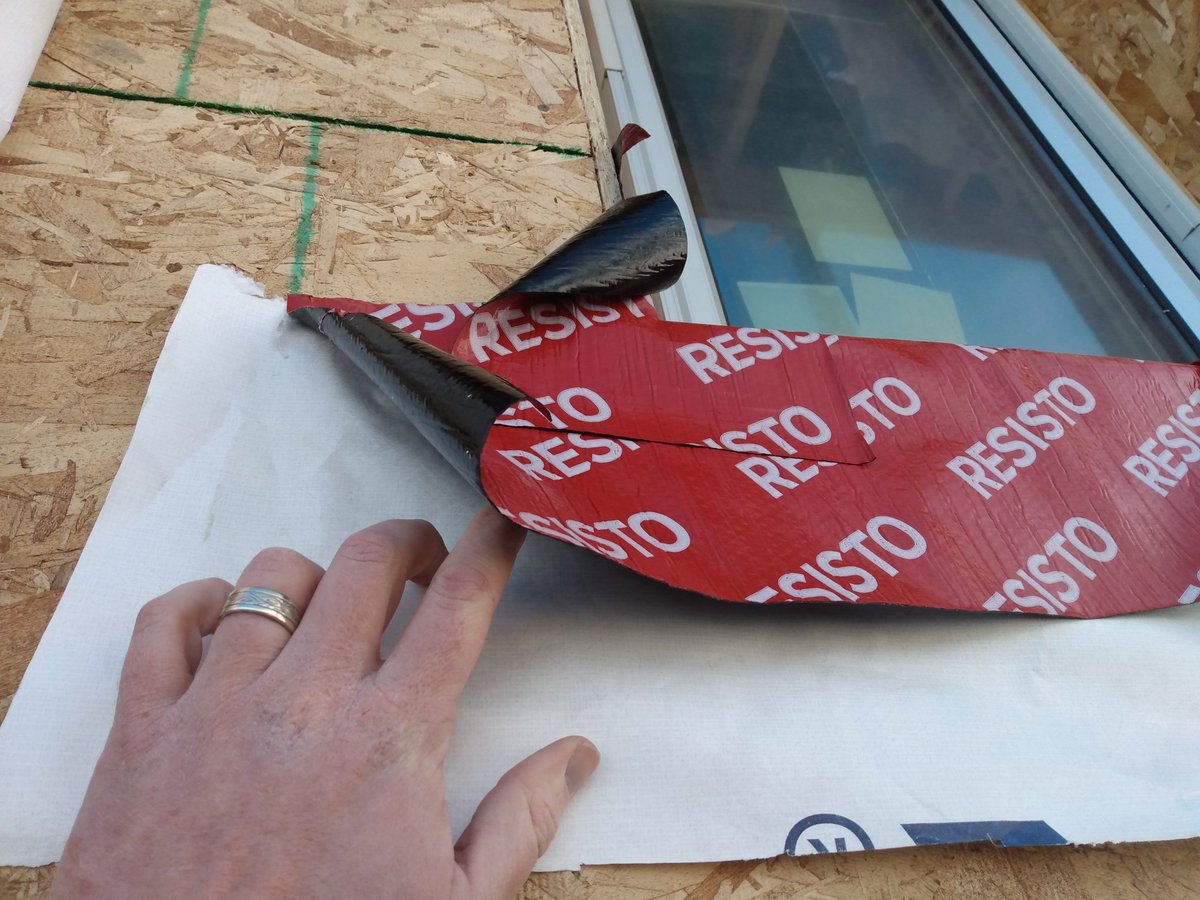 QualistatBPC's tweet photo. We recommend installing self adhesive membranes with a roller. The pressure activated adhesives do not active unless pressure is applied. The temperature also needs to be above the manufacturer's listed min. 
This is nothing more than $$ tar paper at this point. 
#buildingscience https://t.co/yyR6DdOKZO