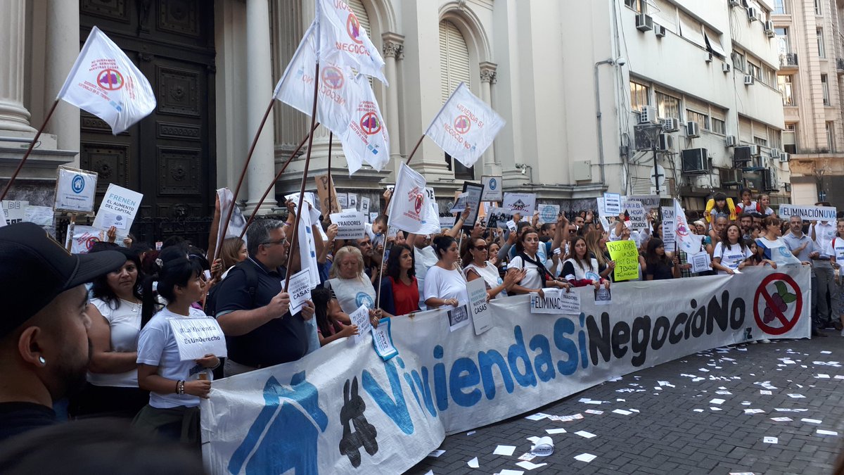 hipotecadosuva's tweet image. Imágenes de la movilización de #HipotecadosUVA en la puerta del BCRA. Esperábamos una solución del Gobierno para todas las familias. Seguiremos reclamando hasta salir de esta usura! La lucha continúa!!
