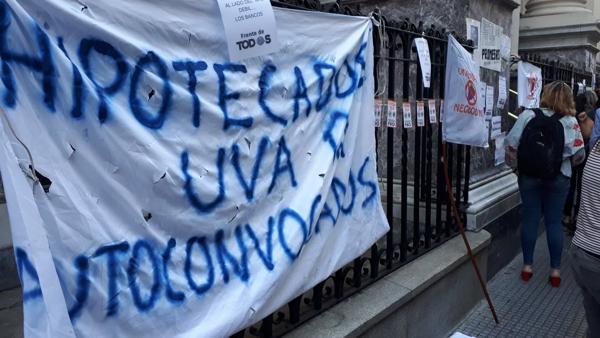 hipotecadosuva's tweet image. Imágenes de la movilización de #HipotecadosUVA en la puerta del BCRA. Esperábamos una solución del Gobierno para todas las familias. Seguiremos reclamando hasta salir de esta usura! La lucha continúa!!