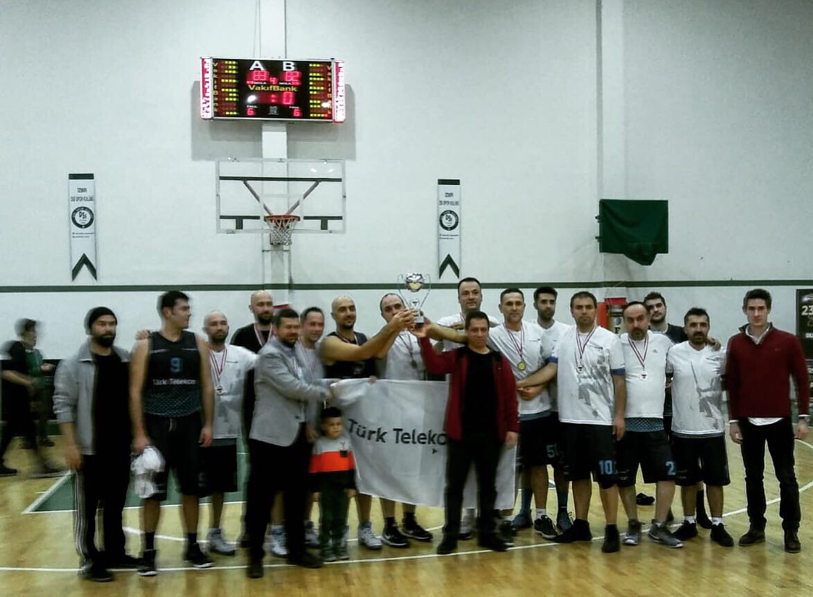 SYBebe77's tweet photo. İzmir Bölge Basket Takımımız Mavi Efeler bu sezonu gümüş madalya ile kapadı.Bizlerin Şampiyonu Türk Telekom Mavi Efeler.Takımımıza emekleri ve bize bu heyecanı yaşattığı için, Yönetimimize,tribünleri dolduran  taraftarımıza destekleri için teşekkür ederiz.🏆👏👍 https://t.co/cHzHgc0Ucl