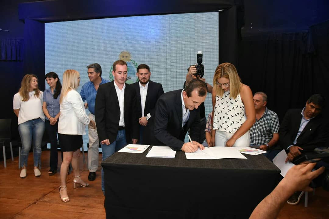 PhippsSergio's tweet photo. Junto al gobernador @jmcapitanich, la vice @analiarach e intendentes colegas estuvimos en la firma del Acta Compromiso de la Unión Voluntaria entre Municipio de la región n° 10.
.
.
#chacogobiernodetodxs https://t.co/KxsuoGIzpW