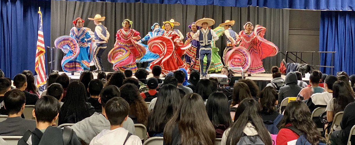 counselorsSMMS's tweet photo. Thank you MVHS for your wonderful performances @SMMSMV to your future 9th grade Vikings! #gettinghighschoolready #mvusdlifttorise https://t.co/leqdG3RibL