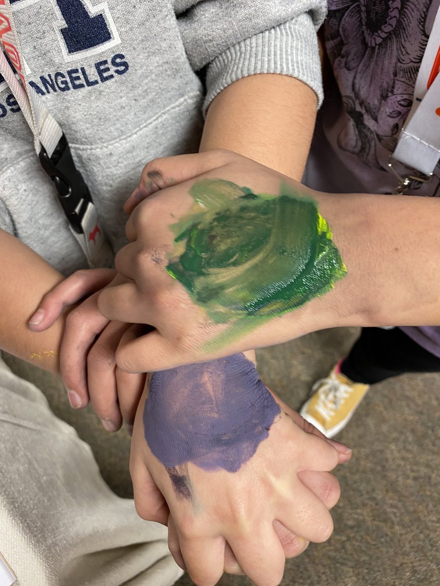 PoulinArt's tweet photo. When you have no place to mix your colors, you use your hand. The colors are great though- even if they DO have a palette to mix on...😳 @HumbleISD_LSE @VisualArtHumble @Mrs_White5 #leopardART #poulinART #colorVALUE https://t.co/XgCkhYKVbO