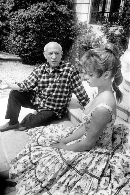 Brigitte Bardot meets Pablo Picasso at his Villa La Californie in Cannes. 1956.

I don't think she mentions this visit in her memoirs. Then again she didn't like abstract/avant-garde art. She was, and remains, very traditional...

(More from this day: https://t.co/nQVsIhW4zg) 