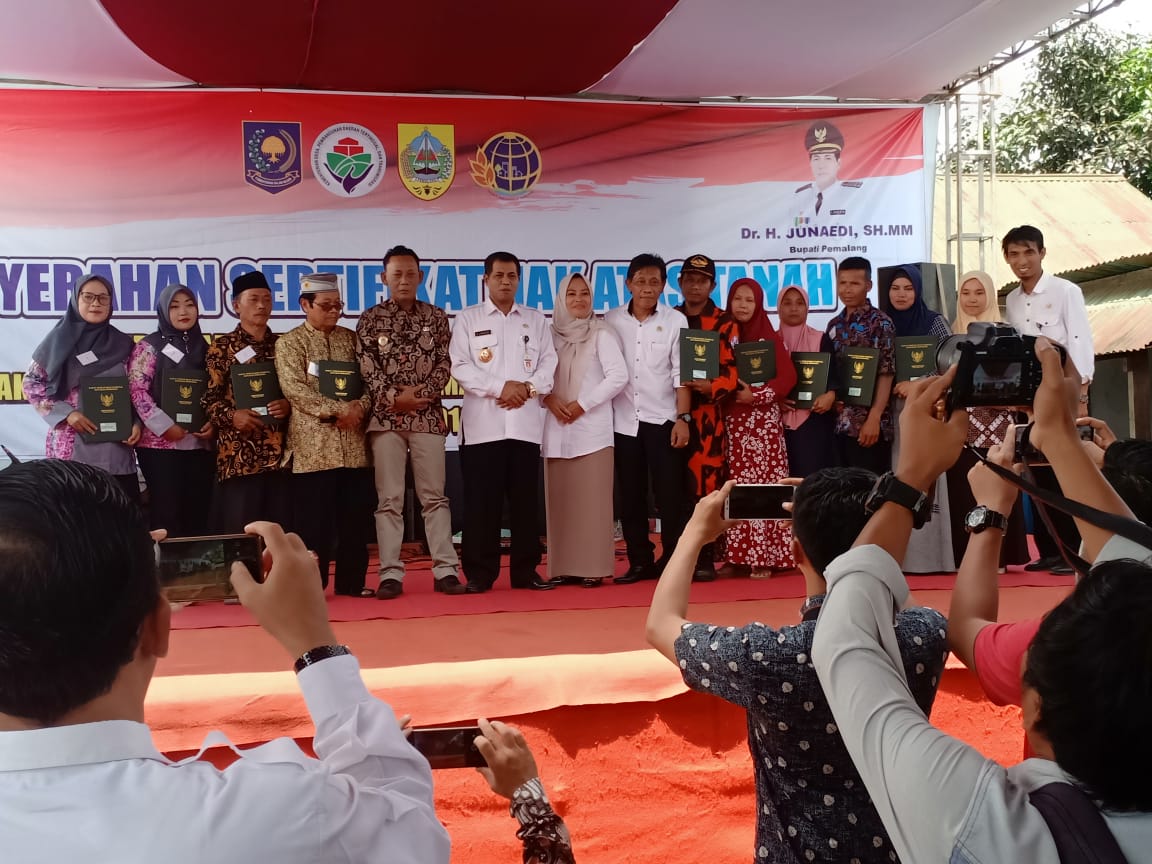 penyerahan sertifikat PTSL Desa Plakaran, Desa Walangsanga oleh Bupati Pemalang <a href="/pakjunaedi/">Junaedi</a> Rabu (29/01)
<a href="/puspindes/">PUSPINDES</a> @KecMoga <a href="/ganjarpranowo/">Ganjar Pranowo</a> 
#latepost #JatengGayeng # DesaPintar #anakdesa