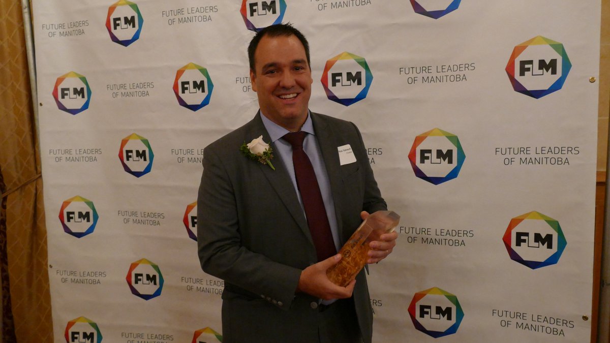 chloeddp's tweet photo. Le Franco-manitobain @RobTetrault est l'heureux gagnant du prix des futurs leaders du Manitoba de l'organisme @FutureLeadersMB, dans la catégorie des 33 à 39 ans. |#rcmb https://t.co/EM63mzzjPY