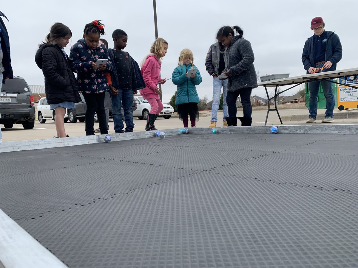 kcal_trailer's tweet photo. Cold weather can’t stop the @Independence_ES kids from learning, today we were joined by KCAL’s vet program who brought out lambs for the event! #Engineering #STEM #sphero https://t.co/F2bQ5NpMet