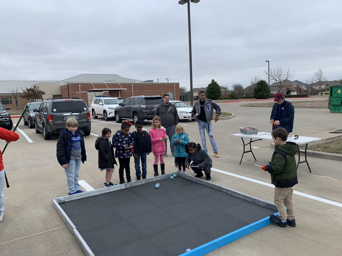 kcal_trailer's tweet photo. Cold weather can’t stop the @Independence_ES kids from learning, today we were joined by KCAL’s vet program who brought out lambs for the event! #Engineering #STEM #sphero https://t.co/F2bQ5NpMet