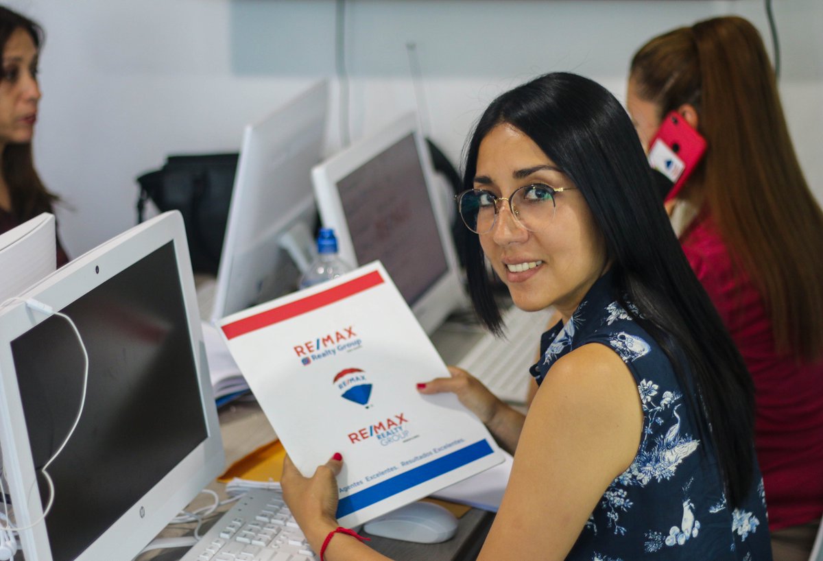 lely_nustamaya's tweet image. Comienzo a amar mi trabajo! 💞🙈😊
#teamatwork #remaxPerú #realtygroup @REMAXRealtyGr 
Lima 🇵🇪  Vamos por más!!!
ARQUITECTA + ASESORA INMOBILIARIA
Bienes y raíces: el boom de todos los tiempos!
#comprar #vender #alquilar