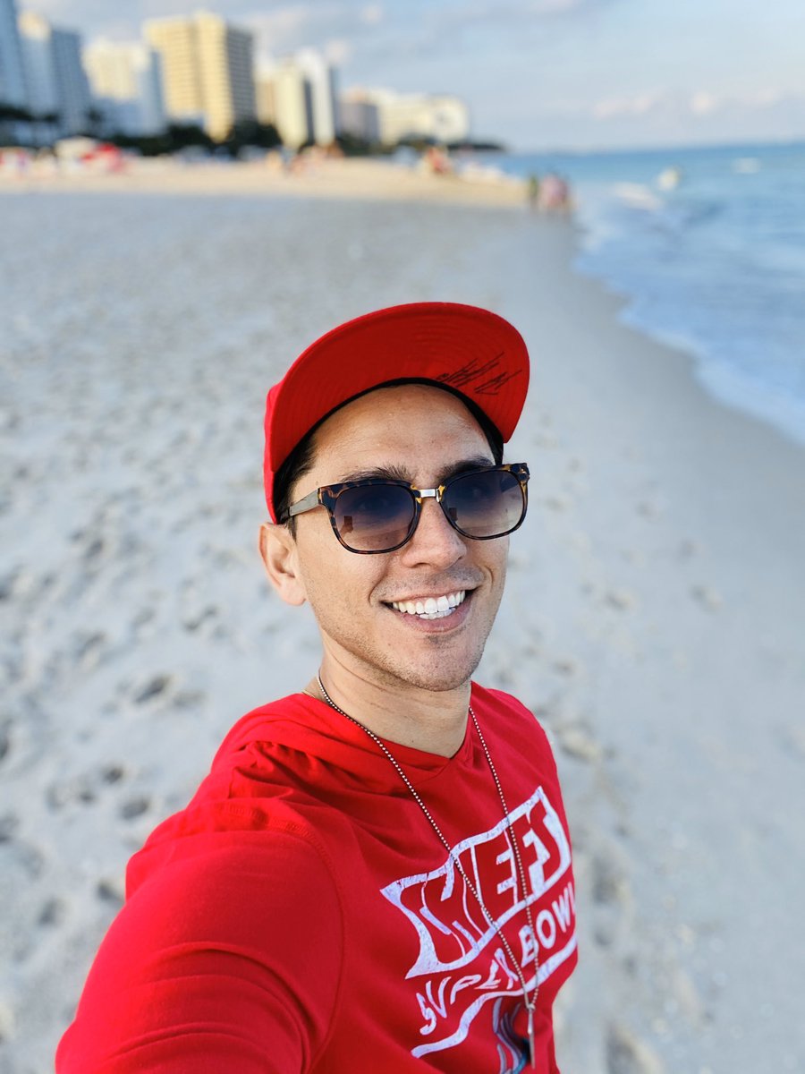 waynekai's tweet photo. Aloha, South Beach #SuperBowlTime https://t.co/ETxTzaT8V9