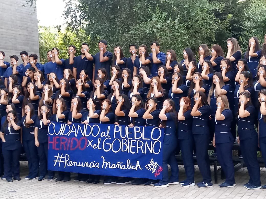 baradit's tweet photo. Lo vi pasar por facebook.

Graduación de enfermer@s de la Universidad Diego Portales.
Que hermoso gesto.

Seguro un montaje castrochavista fotografiado en el exterior con miembros de la guerrilla marxista alienígena. No puede ser Chile. https://t.co/cL0QKiGnBp