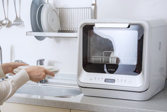 シロカ 食器洗い乾燥機昔エスケイジャパンのものがバズってたけど、それより消費電力が約半分も少ない上に容量も多い。我が家の蛇口は分岐できない物だったので工事不要のこれを購入。置場さえあれば誰でも設置できる。皿洗いから解放される以上の幸せってある？いやない。 https://amzn.to/3aXcX7p&nbsp;