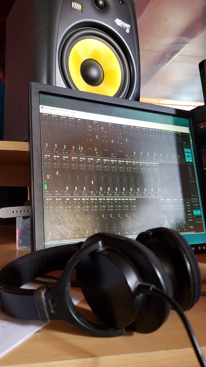 Internovam's tweet photo. En sala de #grabación para el próximo lanzamiento #VR #RealidadVirtual #Storytelling #LabuenaFamilia #Inmerzum 💪📽🎙🎧 https://t.co/On7KqFx5pr