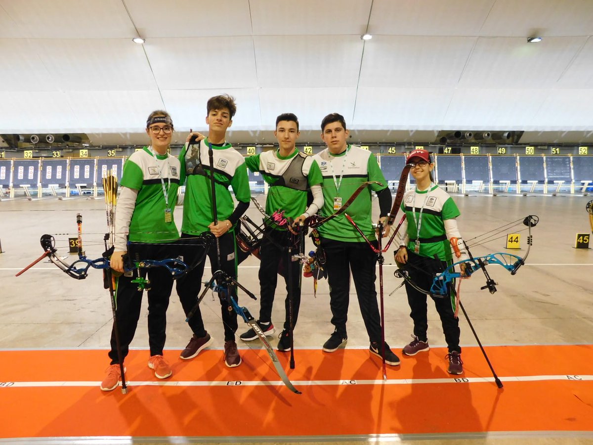ArcoExtremadura's tweet photo. Gran jornada hoy con nuestros Junior, peleando cada flecha en cada fase del Cto de España, que están disputando en Castellón. Destacar el Bronce de Ana Pedraza en Compuesto Junior Mujer. Grande Chic@s!!!. 
@DXTextremadura @CTD_cdcaceres 
@FJyD 
@EPExtremadura @hoyextremadura https://t.co/Z4anBZOpMX