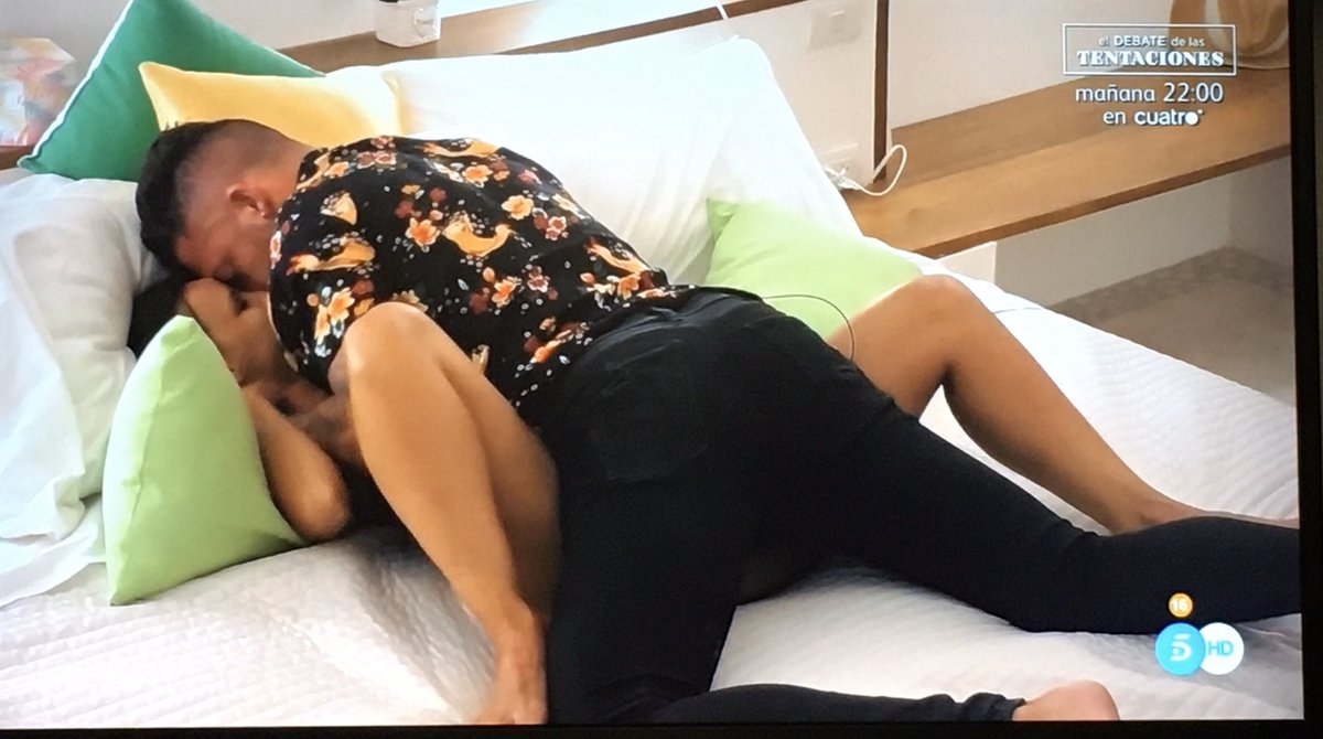 mmerinss's tweet photo. Fani: A mí lo que me gusta de Rubén es que se pone en el lugar de Christopher.
El lugar: 
#LaIslaDeLasTentaciones7 https://t.co/o5t27GlXUT