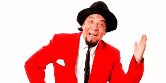 ZangWangHo's tweet image. &quot;Pobre gente... 40 días de cuarentena a bordo de un crucero, escuchando chistes de Jorge Corona...&quot;
#NoEntendíaNada #Simultáneamente