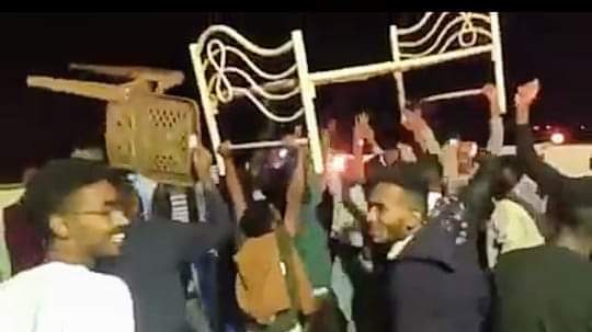 راحل وعندك عفش عايز ترحلوو :
تجيب دفار ❌
تشغل طاسو والناس تشيل ليك العفش فوق راسها وترحلوو ✔