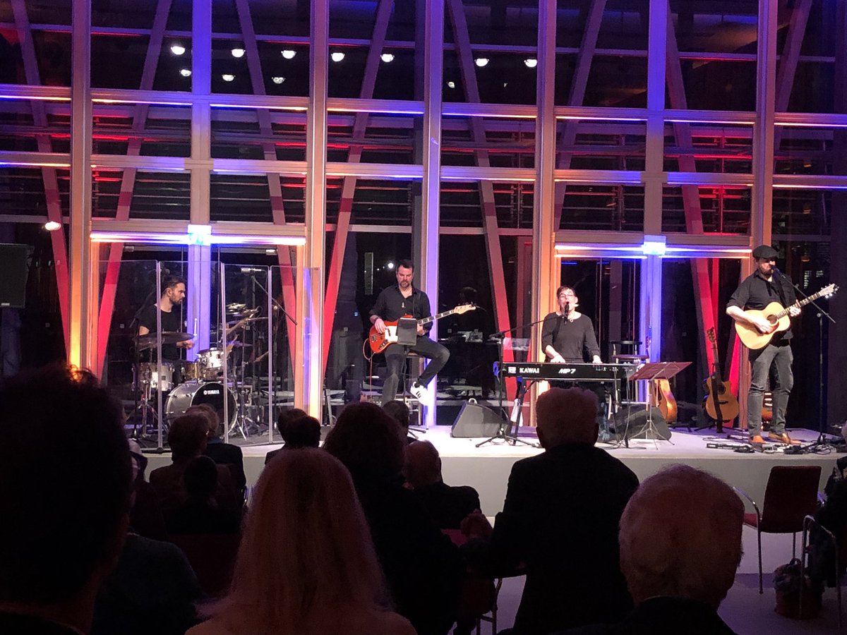 NorbertLemken's tweet photo. Volles Haus beim Neujahrsempfang des #Westwind-eV mit Staatssekretär @markspeich in der @NRW_in_Berlin mit tollem Konzert von Peter Worms. #NRW https://t.co/8OMrX9Jn4I