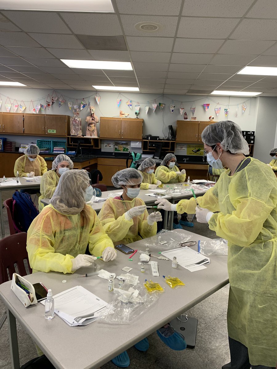 sowenCTE's tweet photo. Pharmacy technicians learning how to prepare IVPBs, CTE students rock! #CTESaturnV @CTE_ECISD https://t.co/IJlQwv1mI1