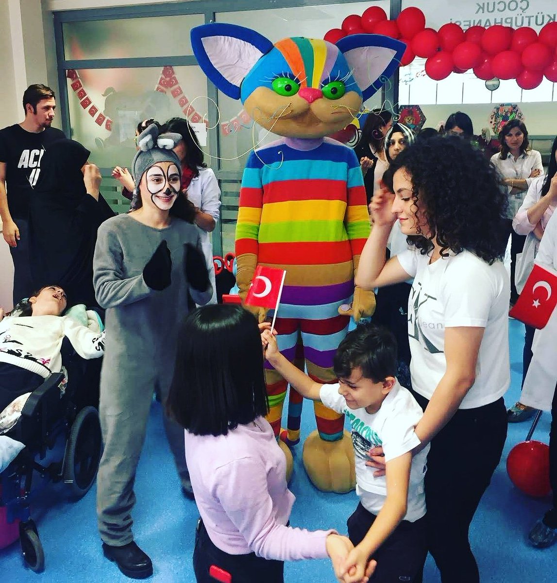 Biz bayrağımıza  dokunmaya kıyamayan bir ülkeyiz...
Ne mutlu Türk'üm  diyene...
#türkbayrağı #türk