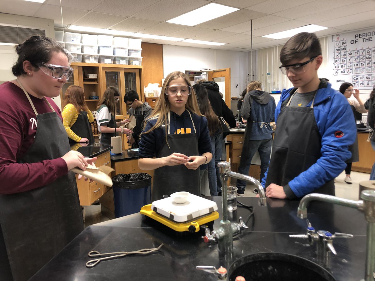 bearscienceclub's tweet photo. RHS Science Club turned pennies into GOLD at today’s meeting!🏆 #scienceclub #pennies #gold #wegotthatmagictouch https://t.co/QbvZYHiyma