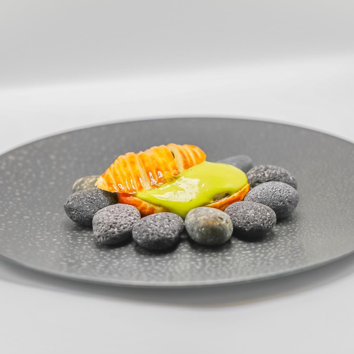 Braised Kona Abalone in Puff Pastry
Wild Monterey Bay Foraged Seaweed, Crushed Fingerling Potatoes, Sauce “Maître d'Hôtel”. <a href="/EddyEleroux/">Eddy Leroux</a> <a href="/DanielBoulud/">Daniel Boulud</a> @seaquoia_wild_seaweeds