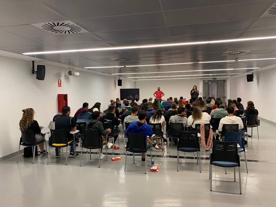 ArbitrosFibgc's tweet photo. 👨🏻🎓 #Formación
📱 #ActaDigital
👩🏻🏫 Prado Tejera
👨🏻🏫 Francisco Arias
#ÁrbitrosFIBGC #FIBGranCanaria #TransformaciónDigital @fibgrancanaria @arbitros_fcb https://t.co/PJiRmh71u4