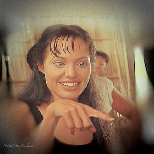 Toastiewiththe's tweet photo. #AngelinaJolie ajoliefan.tumblr #SarahJordan #beyondborders 🤭🤭🤭 those bangs bugged me in that movie https://t.co/23Ut5o3WUR