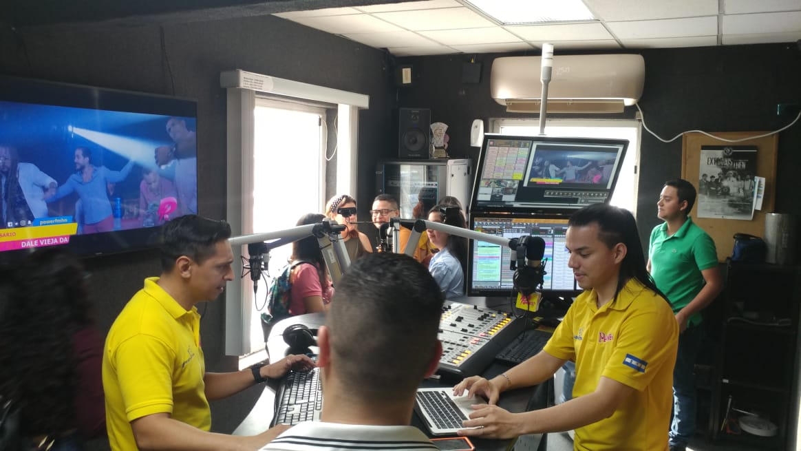 xrodriguezhn's tweet photo. Gracias @KikeCasco y #DavidPonce por recibir a los alumnos de la clase de radio 2 de @USAPhn, en la cabina de @Powerfmhn, son grandes 💥😊 https://t.co/pRzB3PtJAF