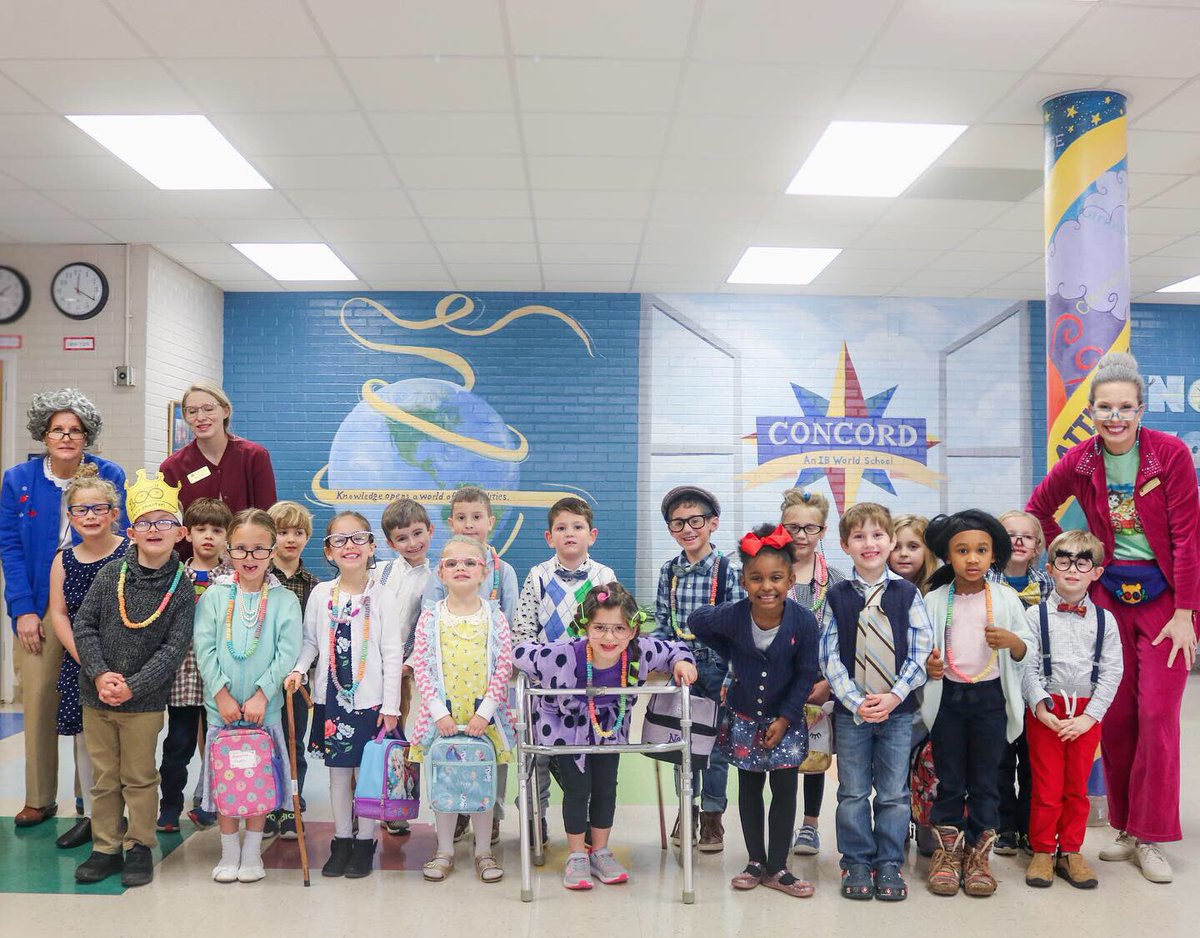 AndersonFive's tweet image. “100 days I’ve been in school, my teacher says that’s really cool! 😎

I’m 100 days smarter, yes, it’s true – 100 days of reading, writing and math too! 📚

I’ve learned a lot of exciting things, let’s see what the next 100 brings!” 🎉

Happy 💯 Days! 
#vision5