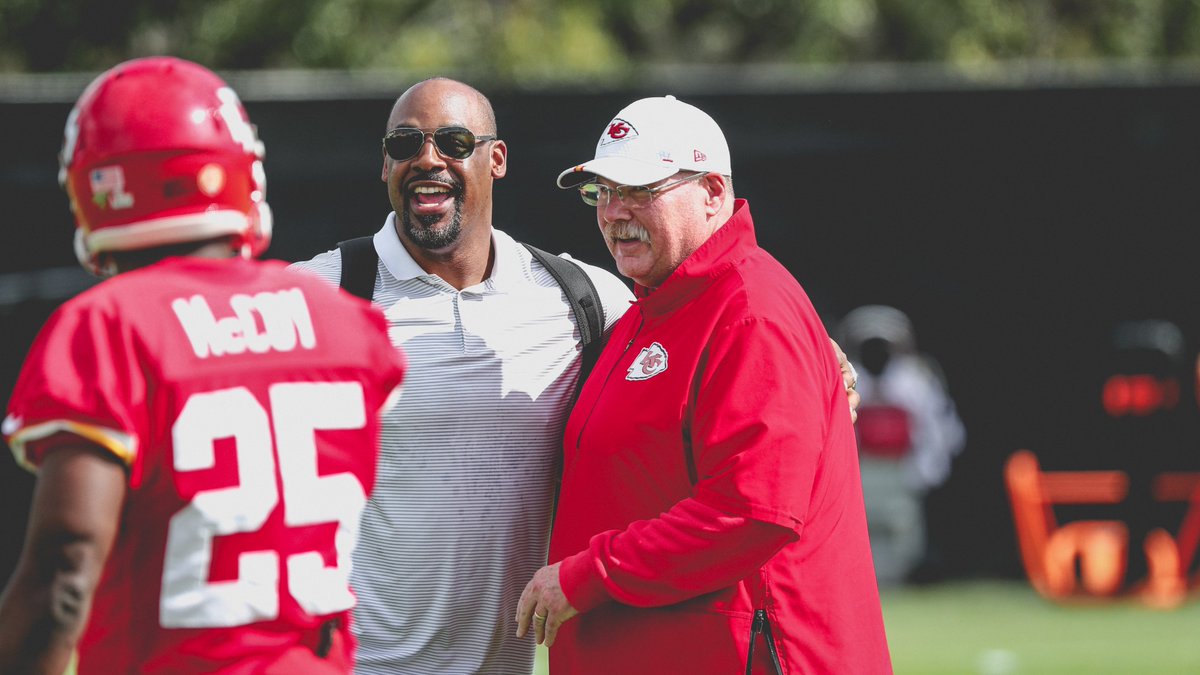Chiefs's tweet photo. We love reunions 🦅 https://t.co/29EThnX0gw