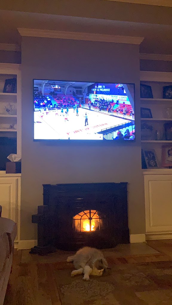 ProfBecky67's tweet photo. I love technology!   In my pjs, fire going, cat, &amp; chili for dinner later.  @uamwbb @uamsports Go Blossoms!  💚💚🏀🏀💚💚 https://t.co/AIjRT9i1fk