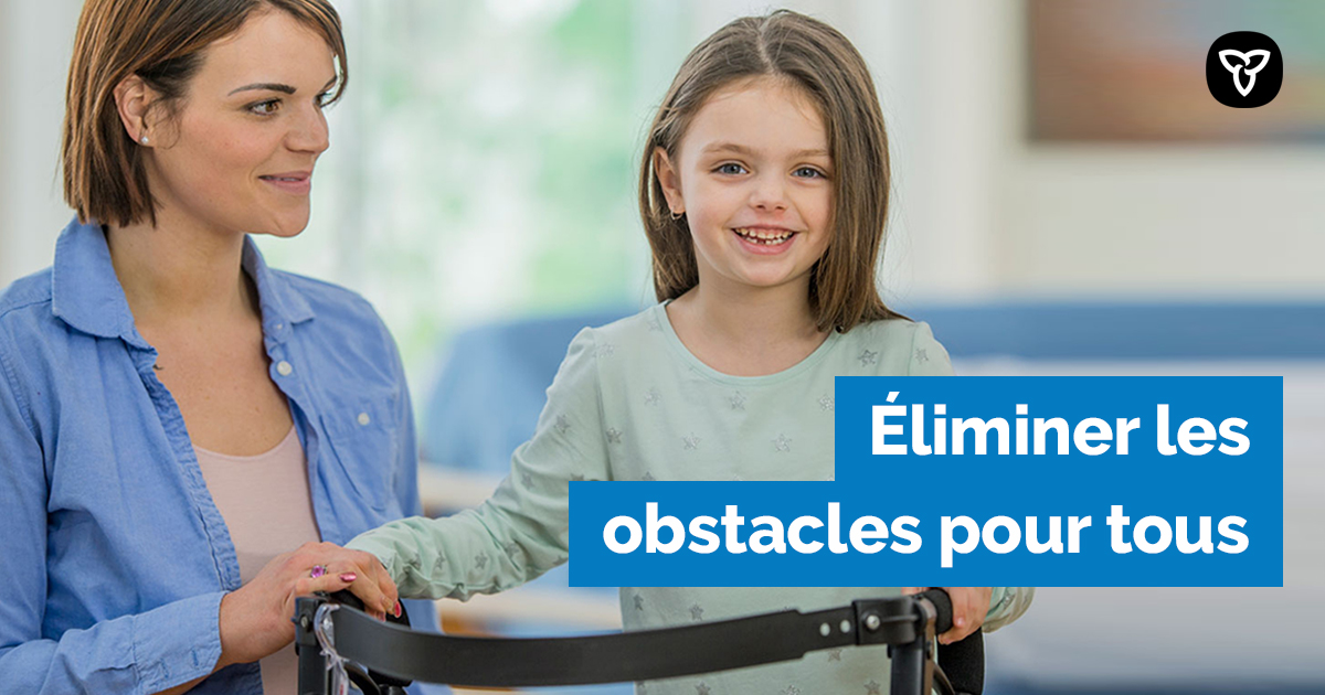 Description de l’image : Photo d’une femme et d’une enfant qui se sert d’un déambulateur. La légende dit : « Éliminer les obstacles pour tous »