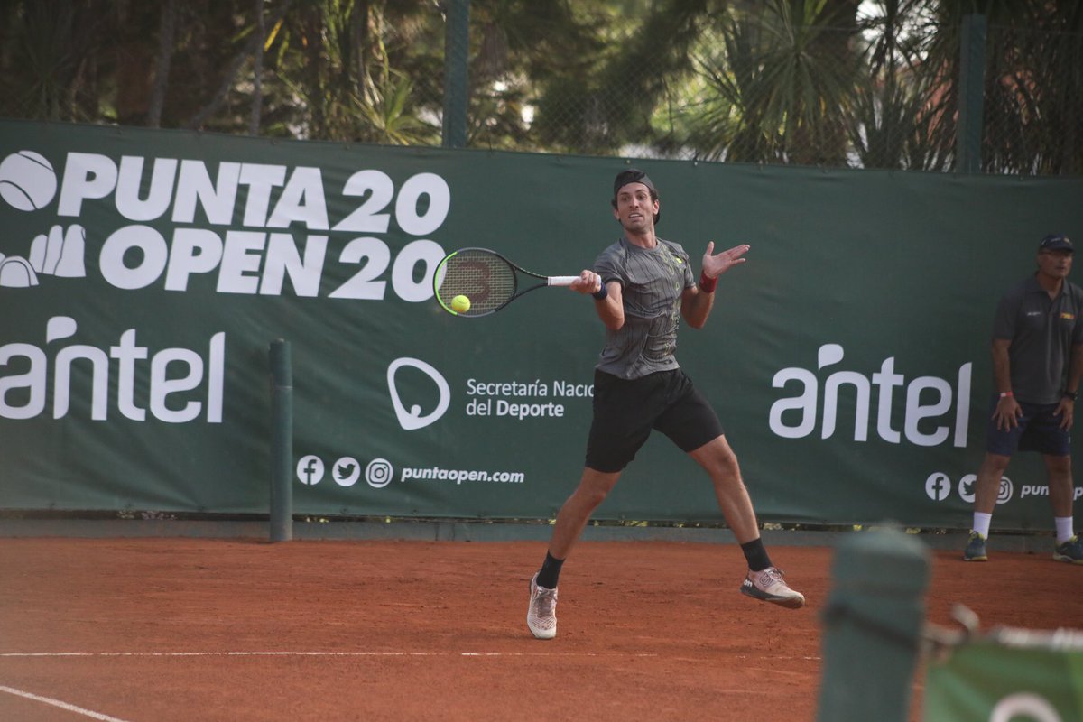 puntaopen's tweet photo. El brasileño Guilherme #Clezar se quedó con un triunfazo ante Federico #Coria por 7-5 4-6 7-5 para avanzar a los cuartos de final #PuntaOpen2020🎾 https://t.co/1E836r4uNR