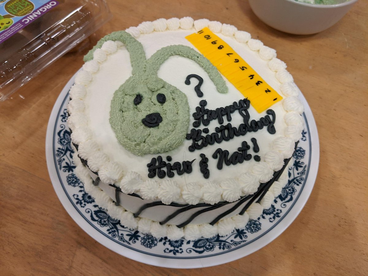 Happy birthday to Hiro and Nat in the Marshall Lab! See a chlamy cake <a href="/PracheeAC/">Prachee Avasthi</a>... The sides are kymographs!