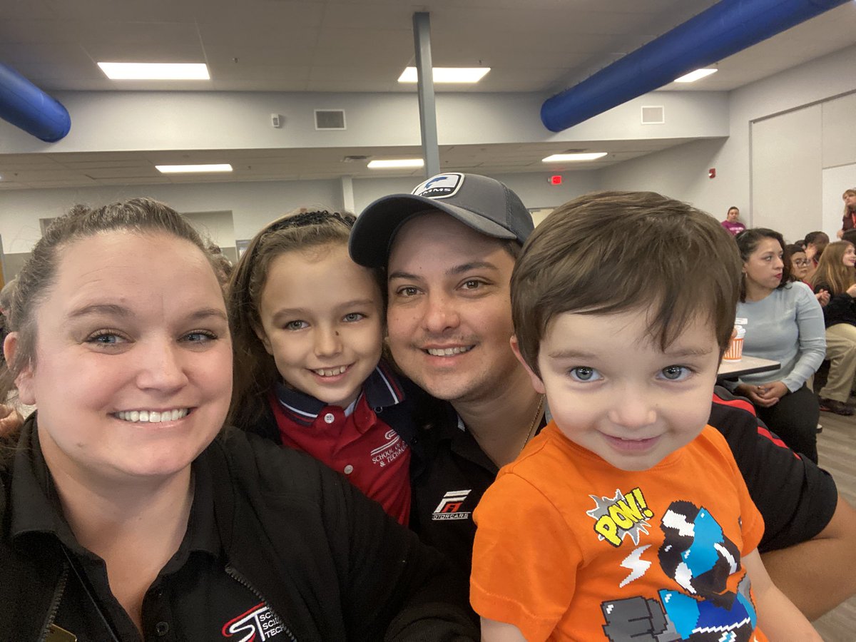 jen_aceves's tweet photo. Being a part of a community that feels like a big ol’ family, is why #ILoveSST and why this Aceves family chooses a charter school! #ChooseTXCharters ❤️ https://t.co/8R1VndcUD5