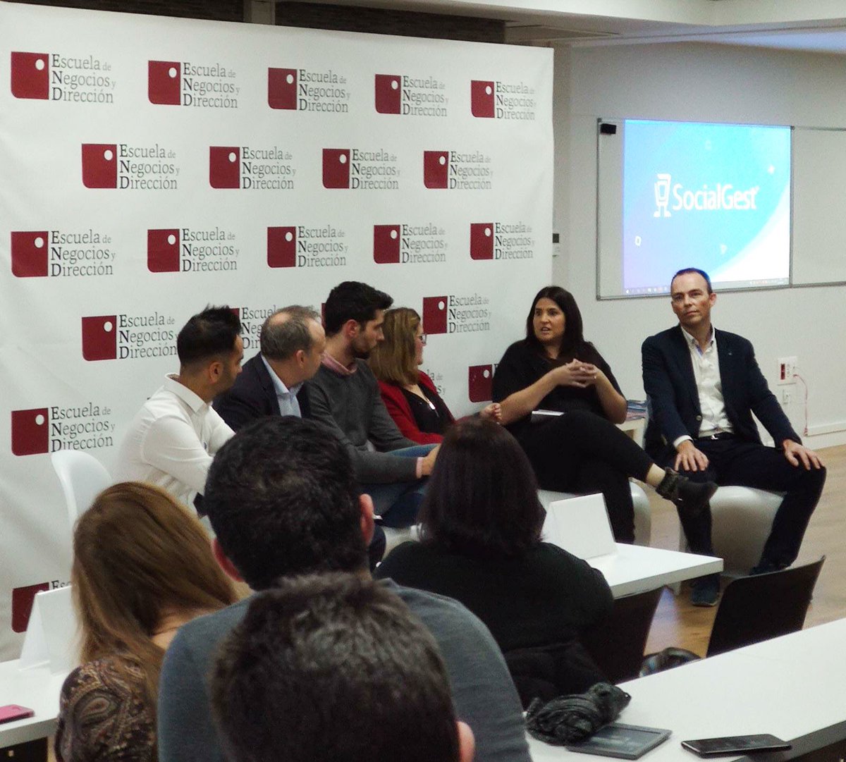 VanGarBar's tweet photo. Recomendando @SocialGestApp a los asistentes al meetup de @EscueladeNyD #enydsocialmedia https://t.co/fK60WIRDjK