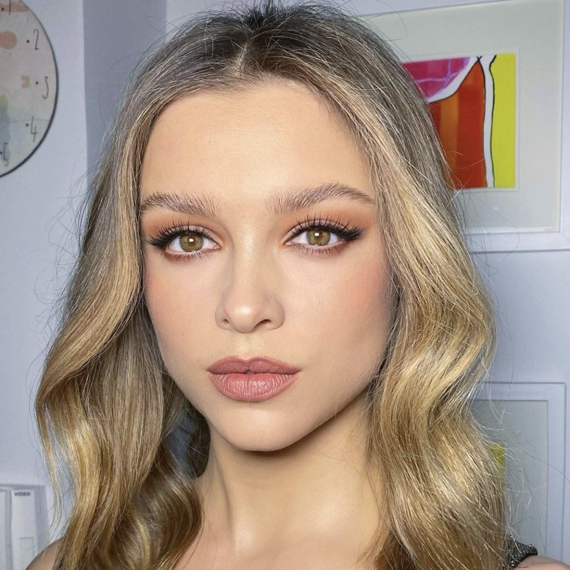 0lala6's tweet photo. geeeez sophie cookson without makeup and with makeup and effect to slim her large neck. #sophiecookson #failmakeup sorry. looks like a drag queen. no darling, no. https://t.co/QcfUfbiwge