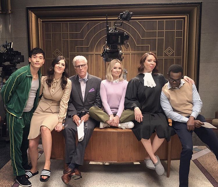 heroinadolixo's tweet photo. Hoje The Good Place acaba, com o episódio final de 1h30 minutos a série que começou boba e depois foi falando de tantas coisas importantes. Vou sentir falta demais! https://t.co/qX89HSzmUU