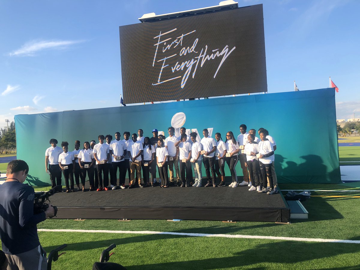 jaxathletics's tweet photo. Our football captains represented Miami Jackson like true Generals at the Captaon’s Dinner this afternoon🔰 #generalpride🔰 #footballcaptains #flagfootballcaptains https://t.co/bCJAyWUu8u