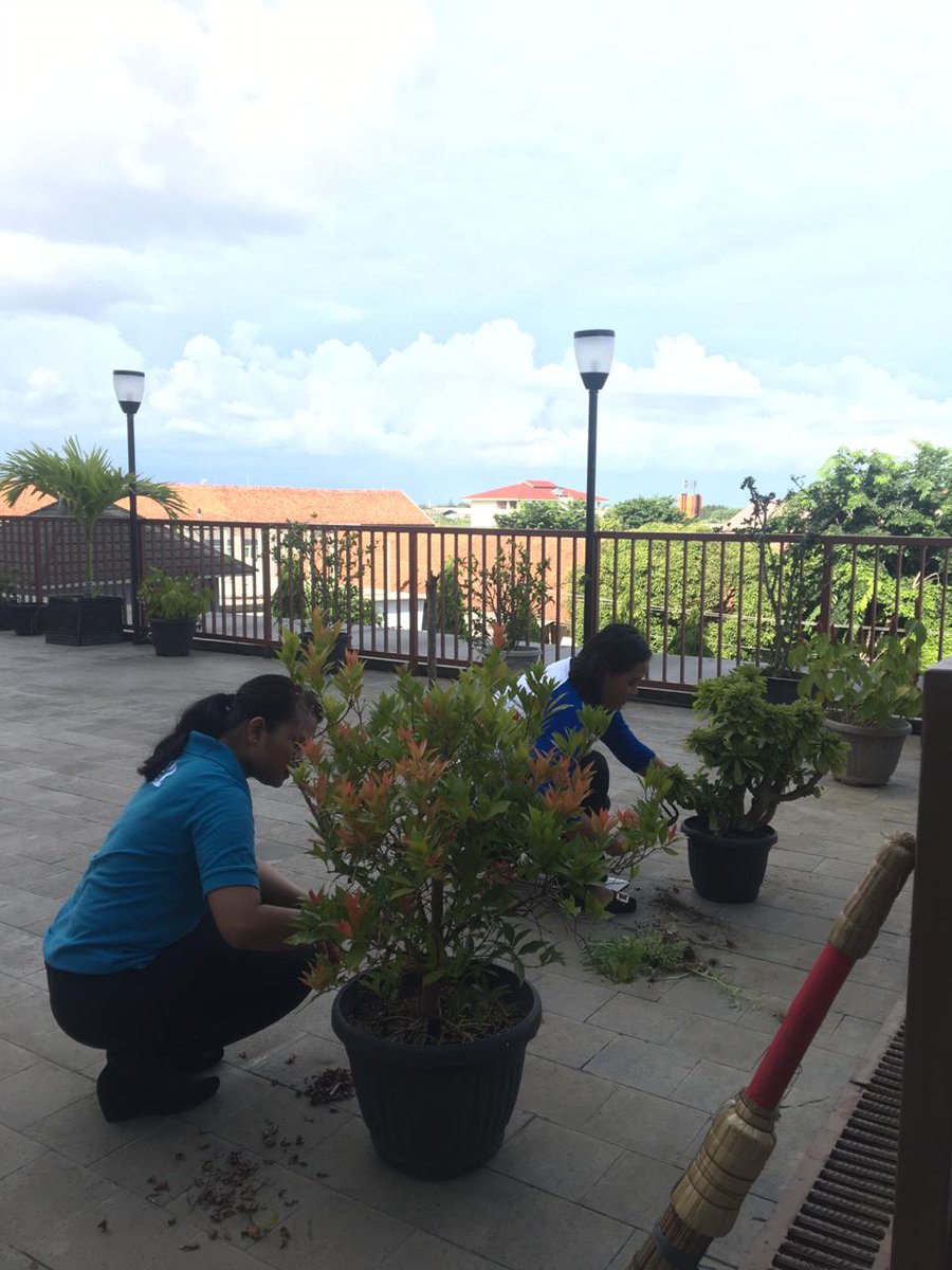 Kegiatan Cleaning Blitz merupakan wujud cinta lingkungan staff dan karyawan terhadap kebersihan sekitar. #favecilacap