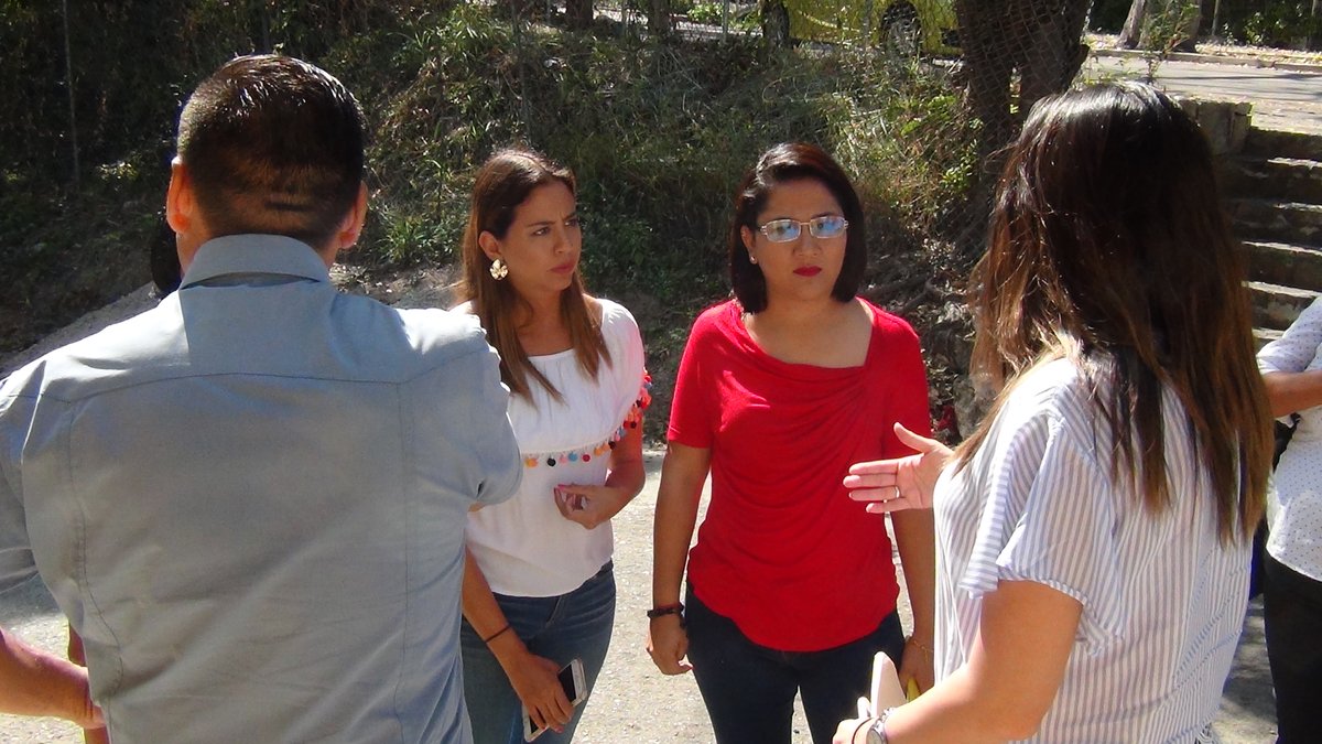 ElisaZuart's tweet photo. Recorrido en la colonia Rivera Cerro Hueco, en compañía de la Diputada Carolina E. Sohle G y de los regidores Adriana Esquinca y Hugo Roblero Catalán # 8varegidora https://t.co/5xwSNY4PiL